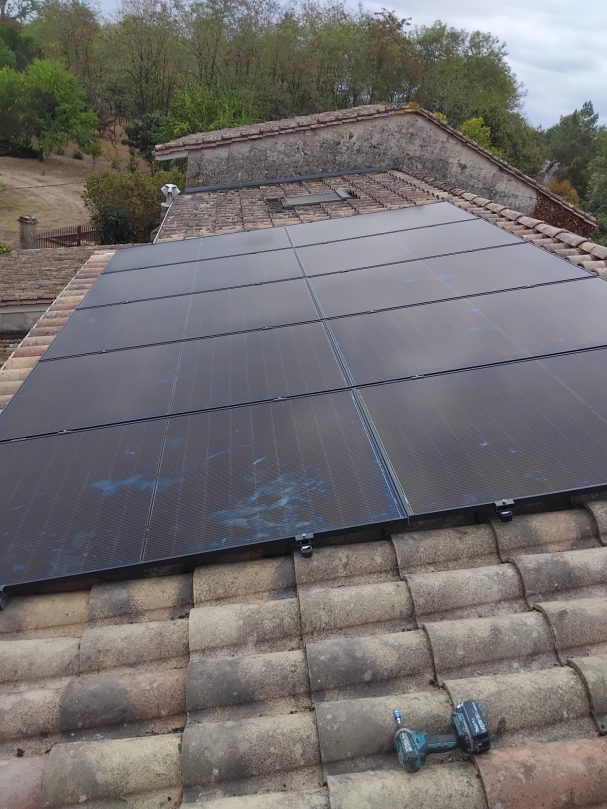Panneaux solaires installés sur un toit en tuiles.